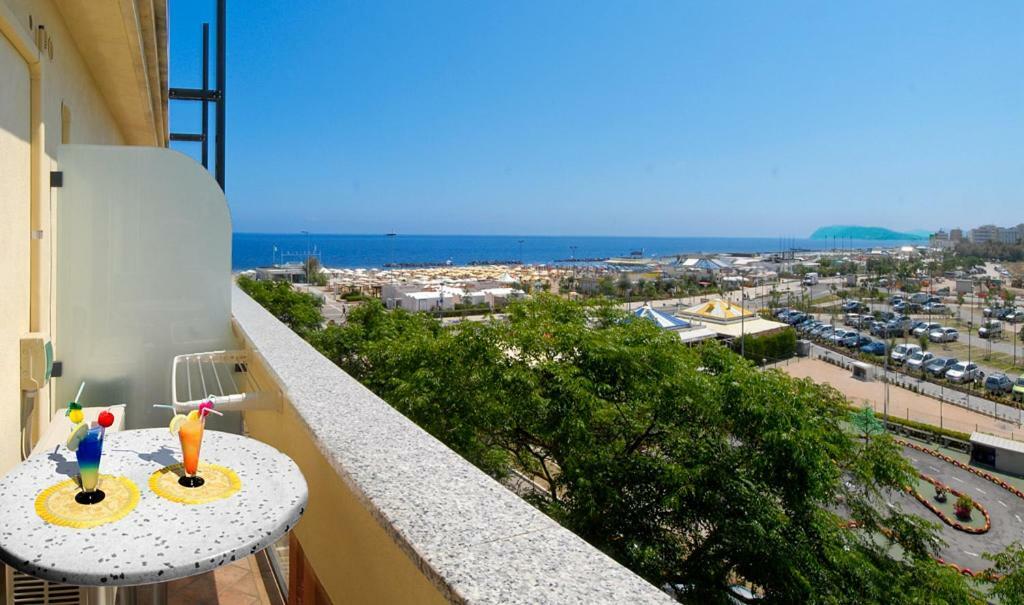 Hotel Alba Serena Misano Adriatico Exterior foto